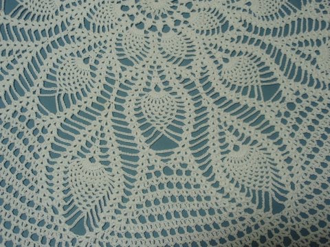Crochet pattern for a rose and pineapple doily.